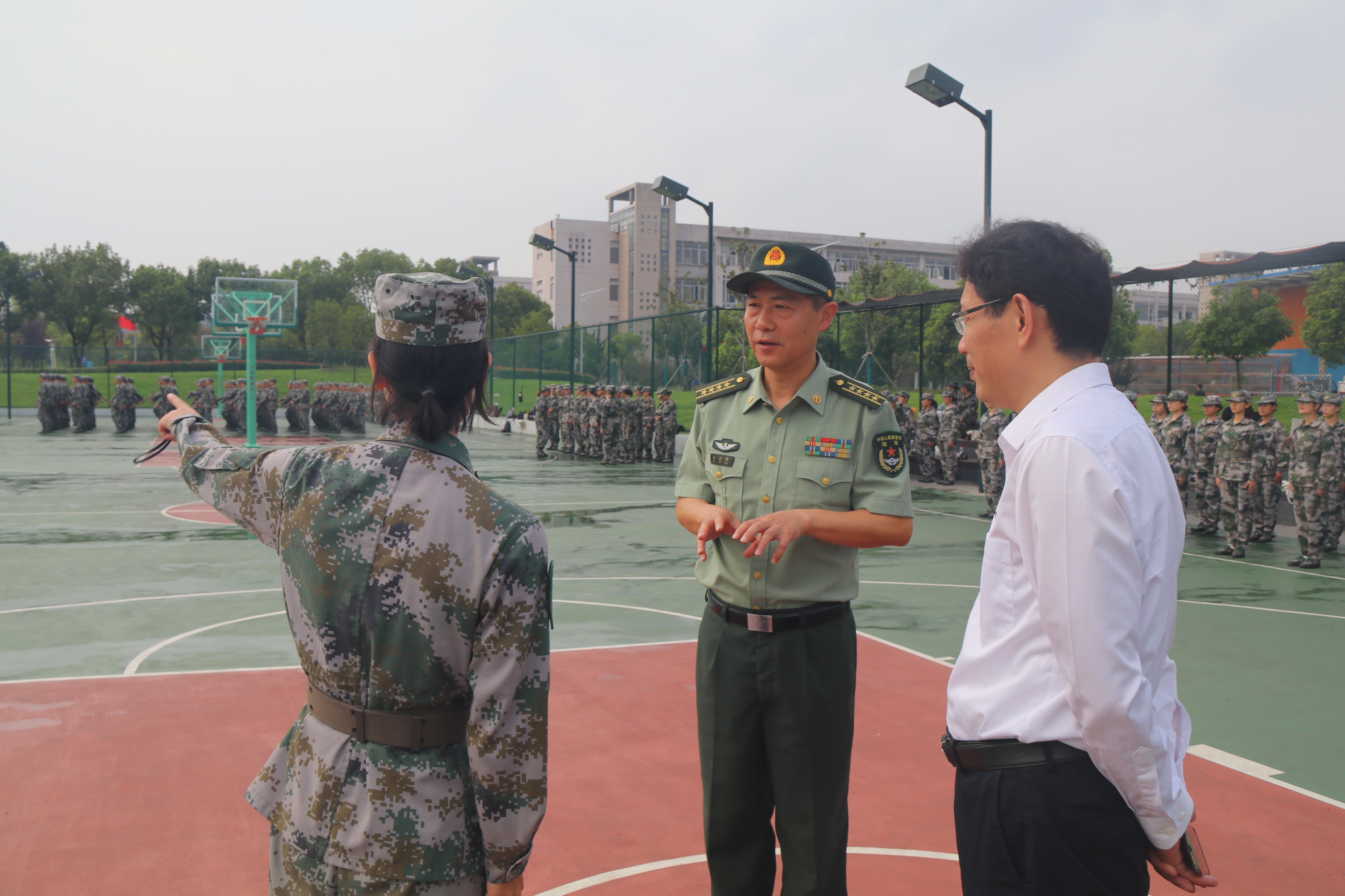 中国人民解放军陆军工程大学和我校领导到军训现场慰问承训教官和军训