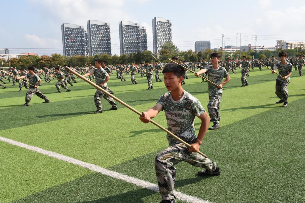 為軍訓的青春助威吶喊;應急棍方陣動作整齊,精準,虎步生風,手中之棍如