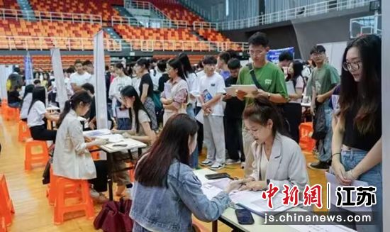 学生和用工单位相关人员进行交流 南京工程学院供图 学生和用工单位相关人员进行交流 南京工程学院供图