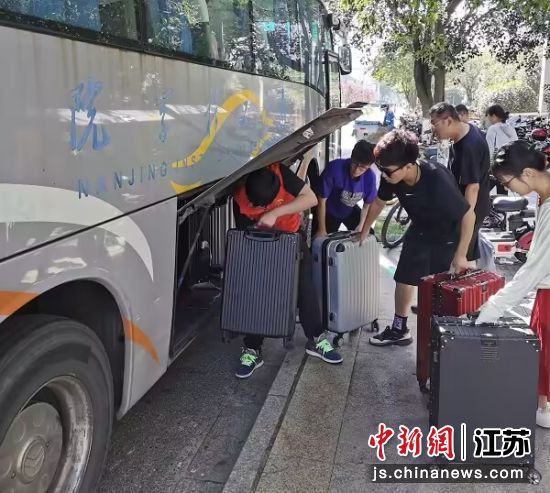 志愿者帮助新生搬运行李 南京工程学院供图 志愿者帮助新生搬运行李 南京工程学院供图