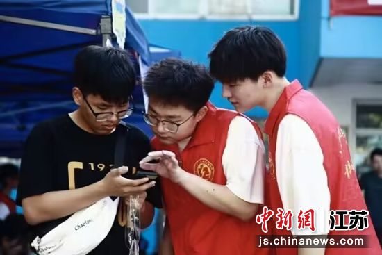 志愿者为新生办理入学手续 南京工程学院供图 志愿者为新生办理入学手续 南京工程学院供图
